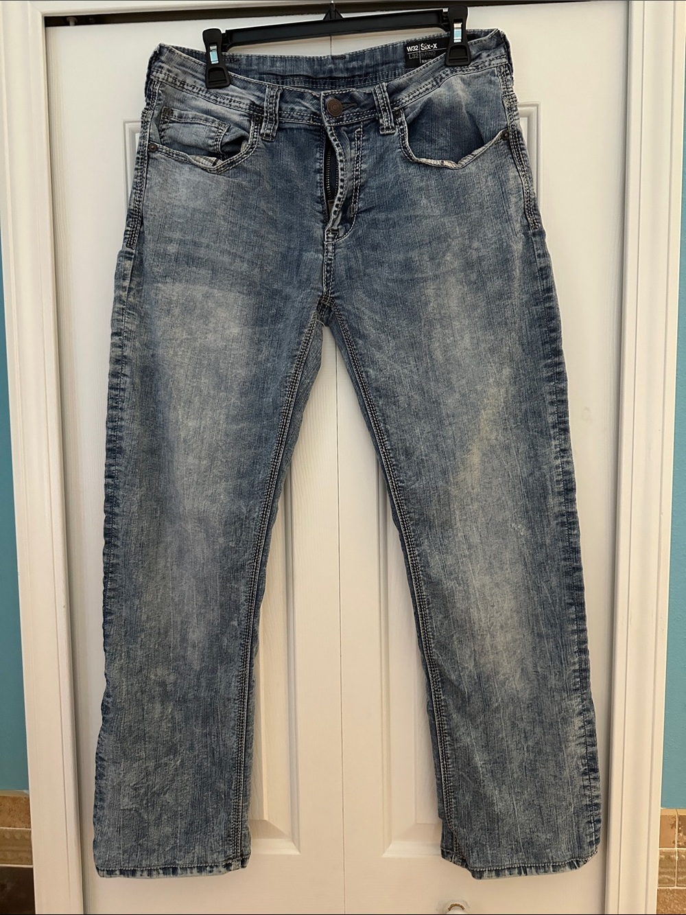 Buckle Men's Faded Blue Relaxed Straight Jeans